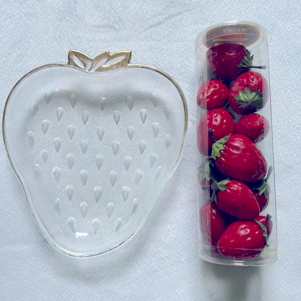 2/$6 🌻LAST CHANCE🌻 VINTAGE Strawberry Glass Dish & Faux Strawberries